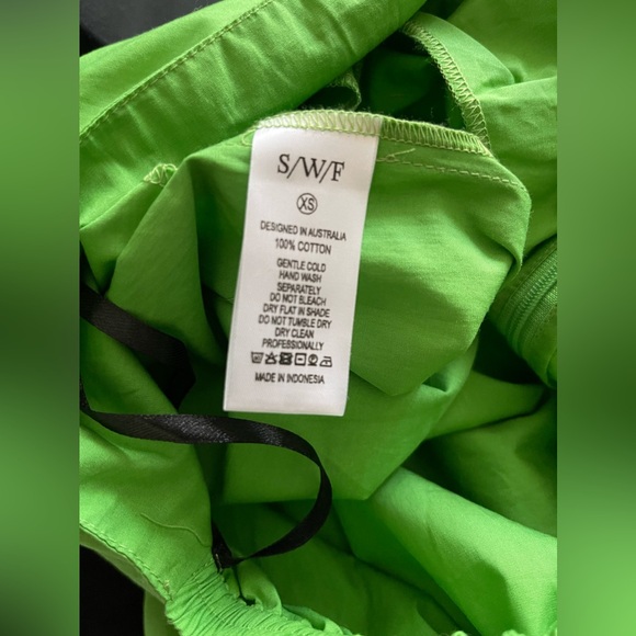 SWF Asymmetrical Cut Out Maxi Dress
in Verde Color:Verde brand new with tag - Picture 7 of 8